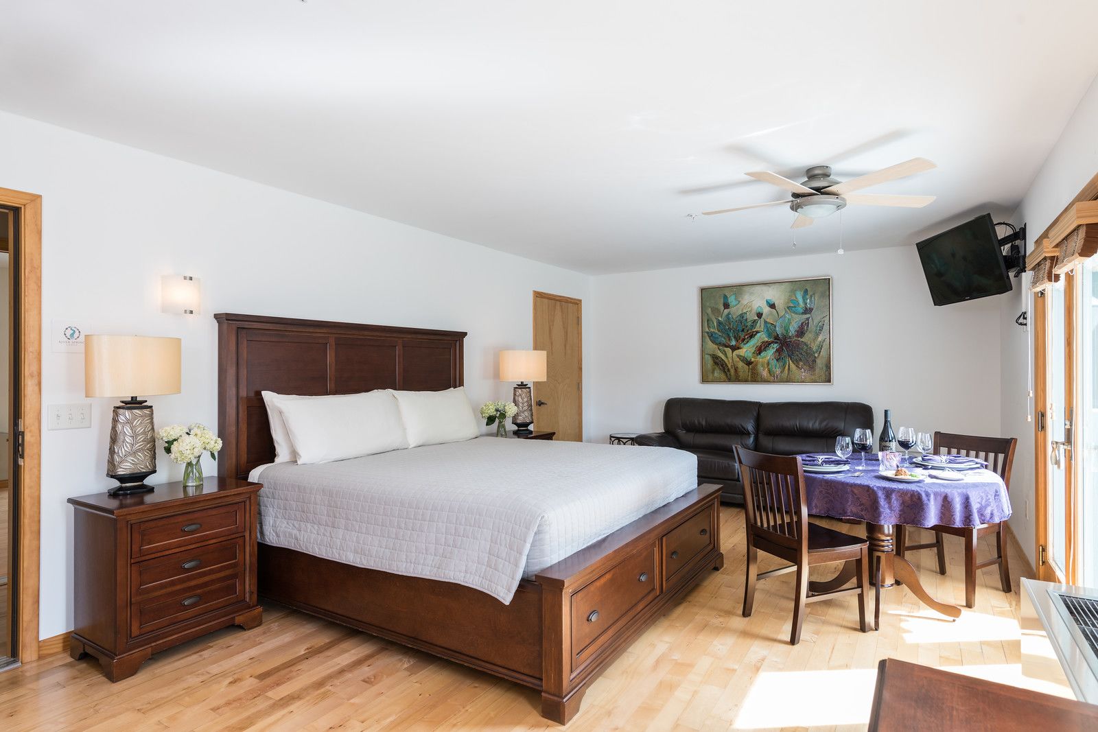 A BEAUTIFUL GUEST ROOM AT RIVER SPRING LODGE